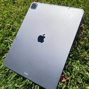 Ipad Pro 5th generation with an M1 chip. 12.9 inch liquid retna screen. Like new